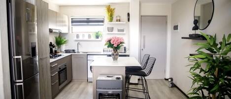 Réfrigérateur, four à micro-ondes, un four, surface de cuisson