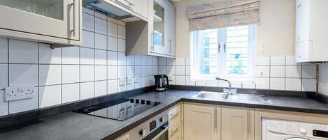 Fridge, oven, stovetop, coffee/tea maker