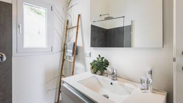 Doccia, asciugacapelli, bidet, asciugamani