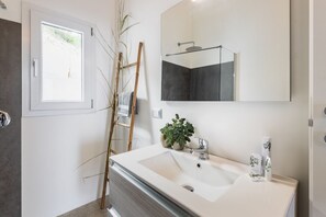 Douche, sèche-cheveux, bidet, serviettes fournies