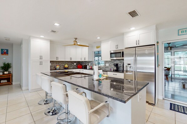 Réfrigérateur, micro-ondes, four, plaque de cuisson