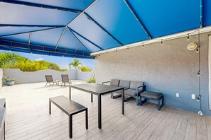 Outdoor dining - Victoria Park | All-Suite | Roof Deck with Downtown Skyline Views, Patio (Fort Lauderdale)