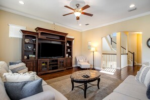 Televisión, reproductor de DVD, libros y estéreo 