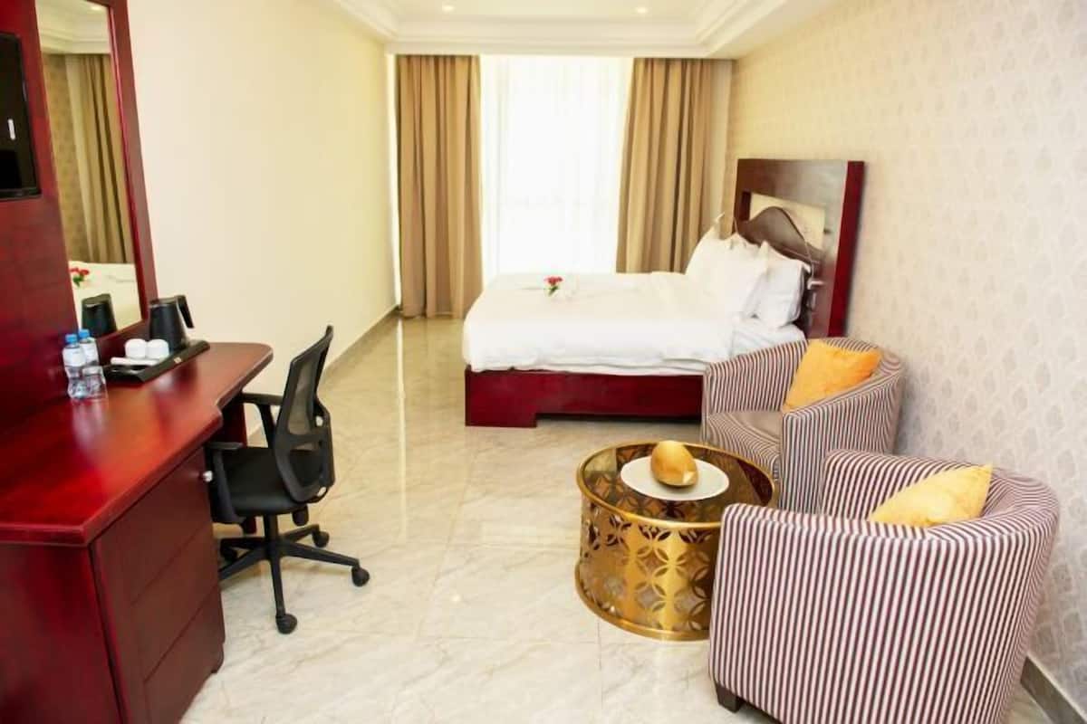 2 bedrooms, minibar, in-room safe, desk