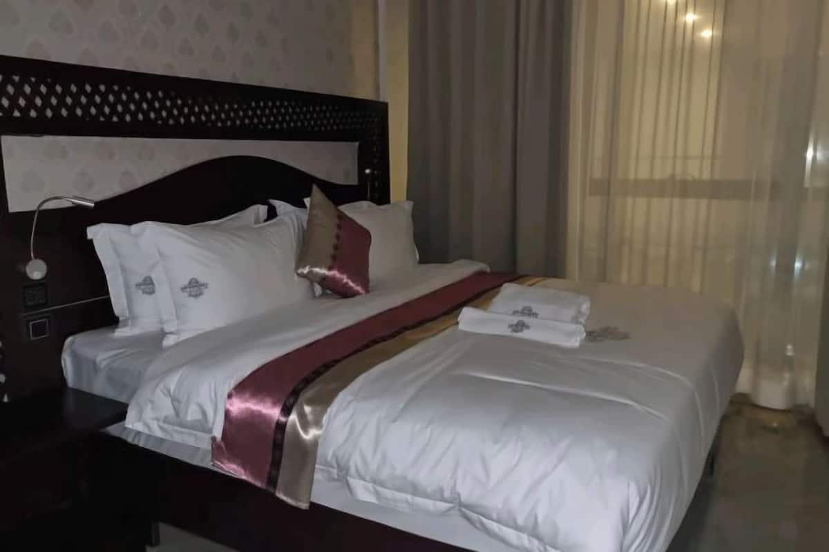 2 bedrooms, minibar, in-room safe, desk