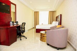 Junior-Suite | Minibar, Zimmersafe, Schreibtisch, Verdunkelungsvorhänge