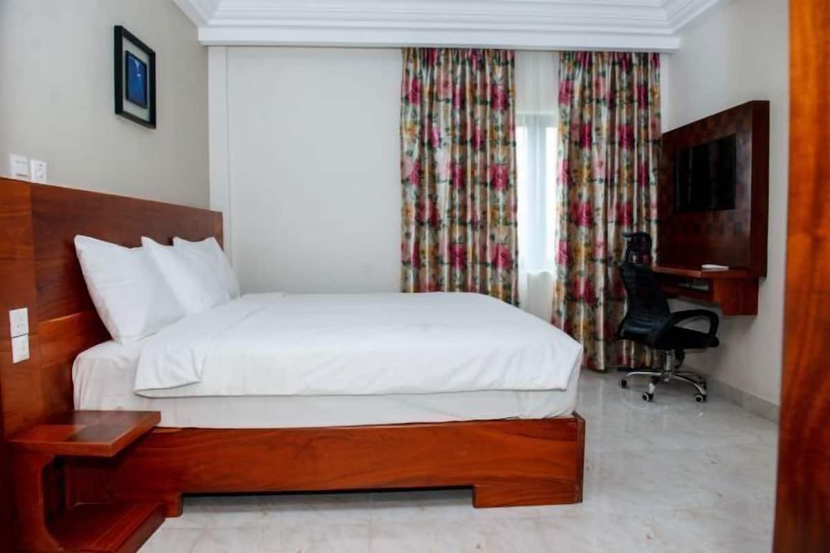 2 bedrooms, minibar, in-room safe, desk