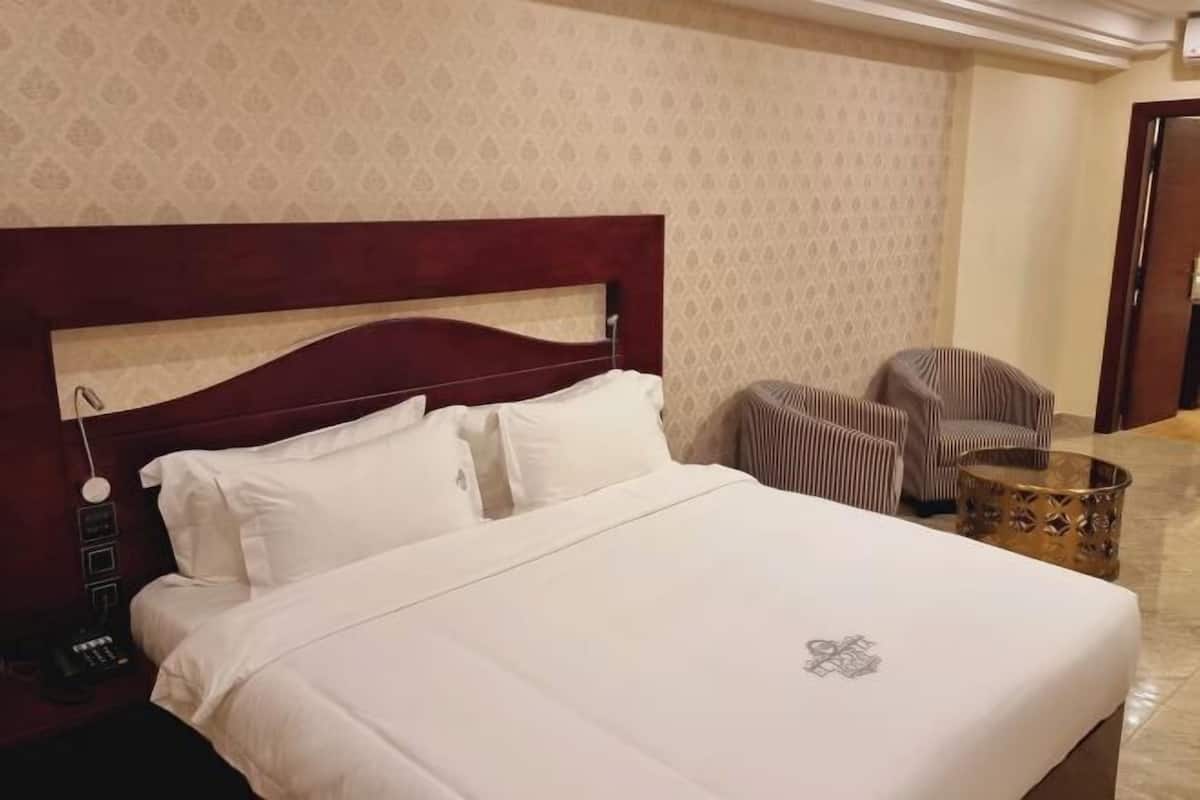 2 bedrooms, minibar, in-room safe, desk