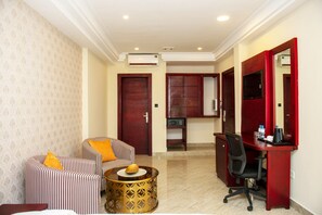 Junior-Suite | Minibar, Zimmersafe, Schreibtisch, Verdunkelungsvorhänge