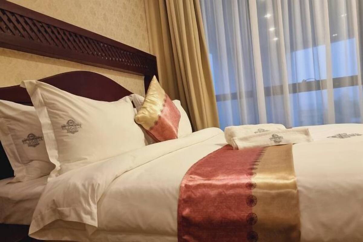 2 bedrooms, minibar, in-room safe, desk