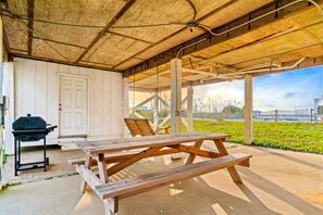 Outdoor dining - Coastal Living Cottage on Mobile Bay with Private Beach Access (Fort Morgan)