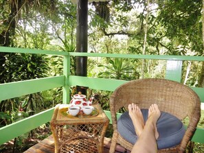 Outdoor dining - Mindo Eco Chalet with river, waterfall, the cloud forest and many birds species (Mindo)