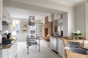 Cooked-to-order breakfast on weekends (USD 29.00 per person)