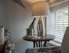 Chambre Simple Présidentielle, 1 très grand lit, baignoire, vue port | Coin séjour | TV connectée de 40 pouces avec chaînes numériques, télévision