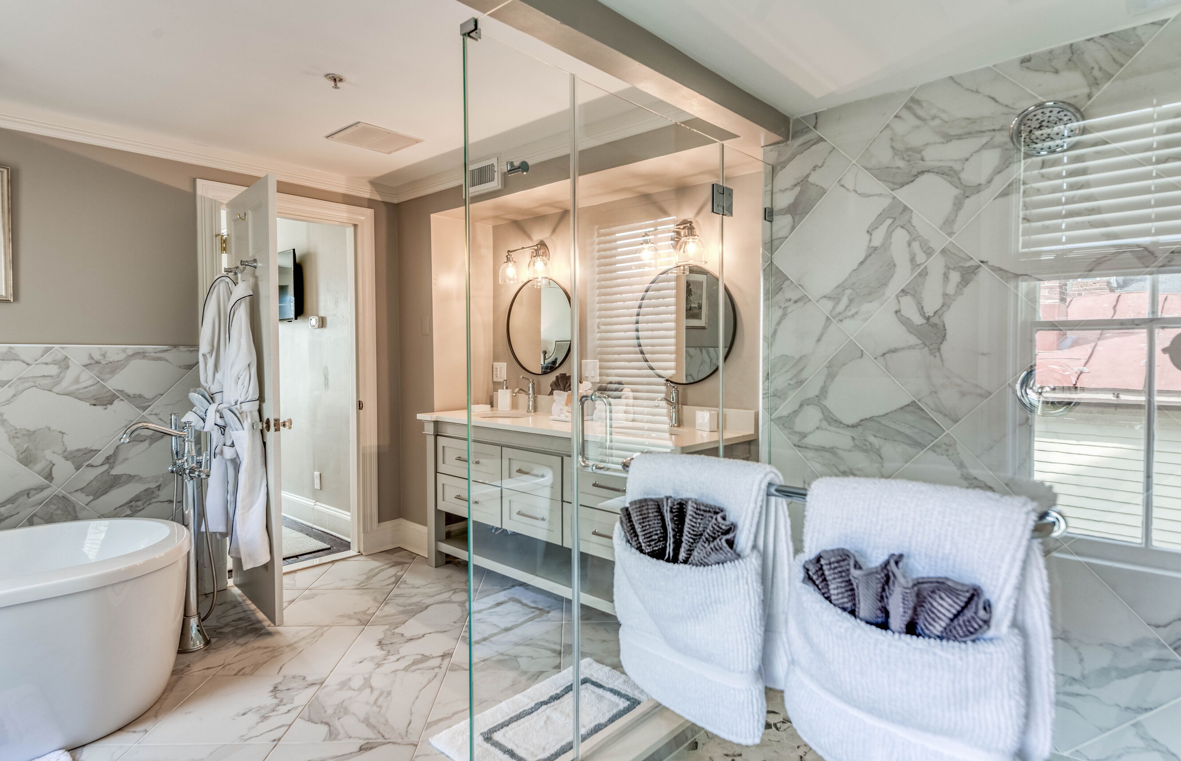 Premium Single Room, Bathtub, City View | Bathroom | Designer toiletries, hair dryer, bathrobes, slippers