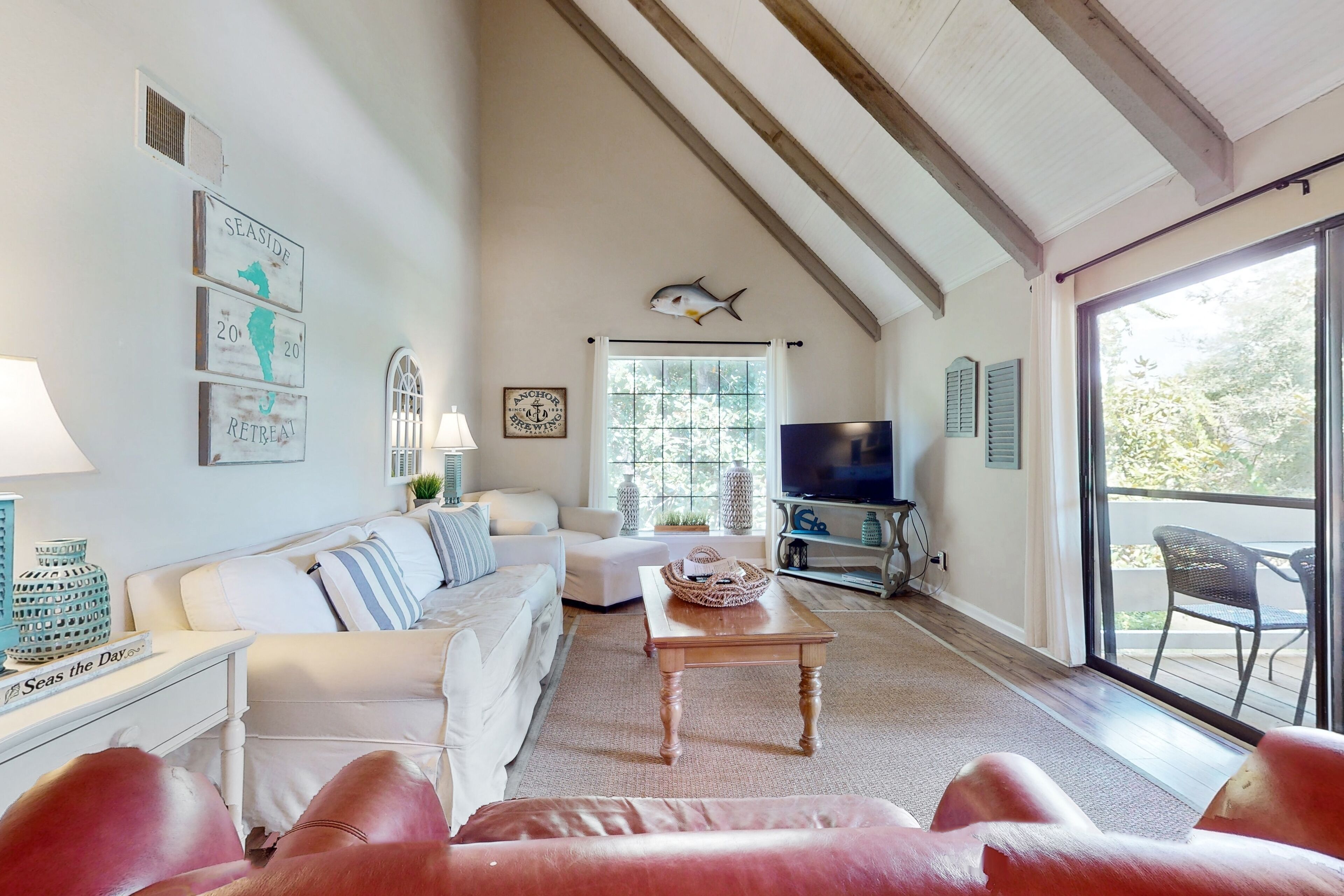 Een flatscreentelevisie, een dvd-speler en boeken