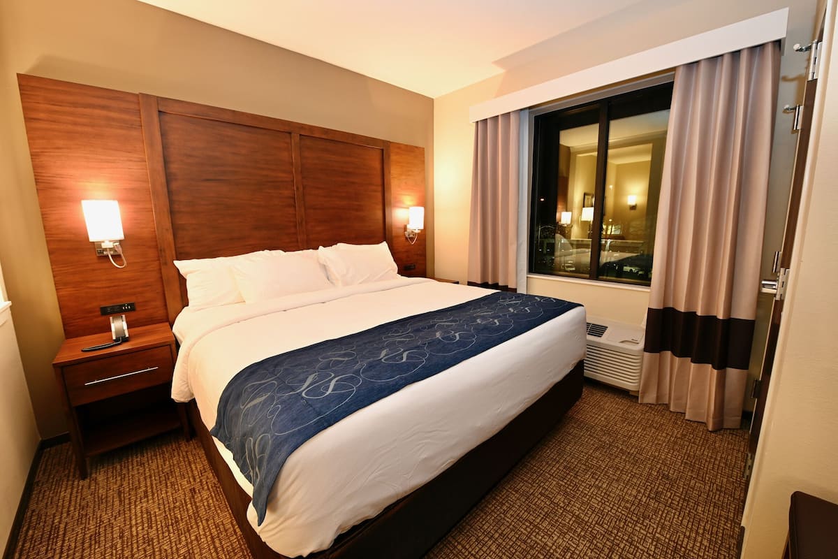Suite, 1 King-Bett, barrierefrei, Nichtraucher (Bathtub)