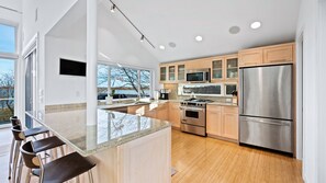 Een koelkast, een magnetron, een oven, een kookplaat