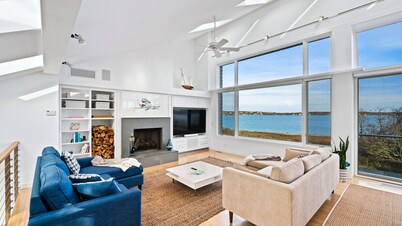 Gorgeous lakefront estate with panoramic water views, stunning balcony,...