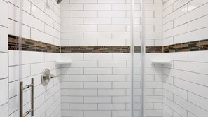Combined shower/tub, hair dryer, towels