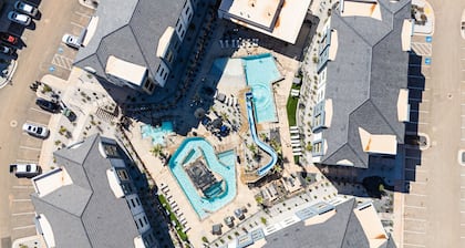 Comfortable condo with indoor/outdoor pool