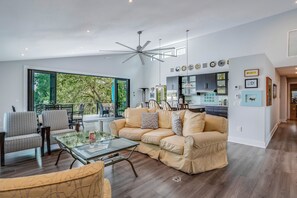 Fernseher, DVD-Player, Bücher, Stereoanlage