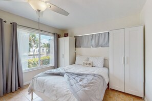 4 habitaciones, tabla de planchar con plancha, wifi y ropa de cama 