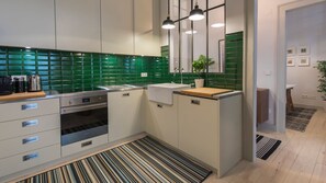 Fridge, microwave, oven, stovetop - 3 Bedroom Downtown Wonderwall by LovelyStay (Lisboa)