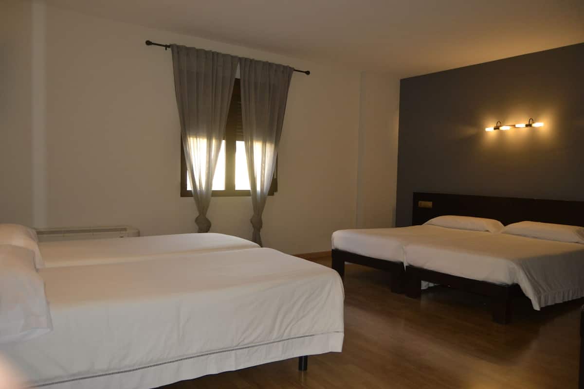 Habitación cuádruple básica | Escritorio, espacio para trabajar con laptop y wifi gratis