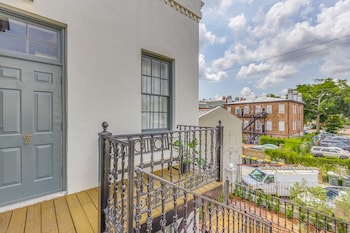 Frette Italian sheets, premium bedding, memory foam beds, in-room safe at Bellwether House