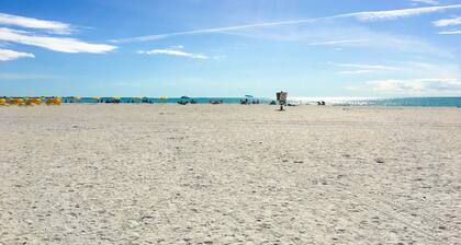 Beachside St. Pete Condo w/ Heated Pool – Near Landmark Restaurants
