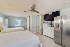 Escrivaninha, Wi-Fi, roupa de cama