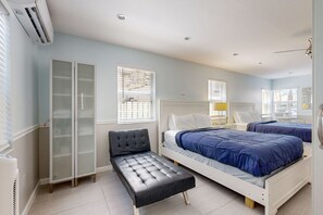 Desk, WiFi, bed sheets - Studio bungalow with free wifi, central ac, & patio - snowbirds welcome (Hollywood)