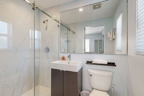 Hair dryer, towels - Studio bungalow with free wifi, central ac, & patio - snowbirds welcome (Hollywood)