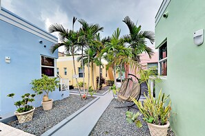Terrace/patio - Studio bungalow with free wifi, central ac, & patio - snowbirds welcome (Hollywood)