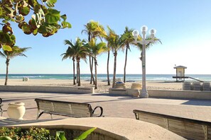 On the beach - Studio bungalow with free wifi, central ac, & patio - snowbirds welcome (Hollywood)