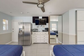 デスク、WiFi、ベッドシーツ