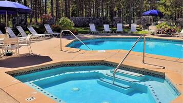 Alberca techada y alberca al aire libre