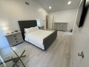 3 bedrooms, desk, iron/ironing board, WiFi