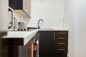 Shared kitchen - Queen Street Apartments by Sasco (Blackpool)