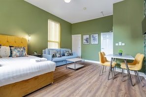 Studio, salle de bain privée (Emerald Suite) | 1 chambre