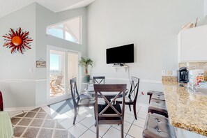 Dining - Direct Gulf Front Condo with Resort Pools & Hot Tubs - Steps to Beach (Gulf Shores)