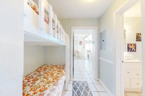 1 bedroom, iron/ironing board, internet, bed sheets - Direct Gulf Front Condo with Resort Pools & Hot Tubs - Steps to Beach (Gulf Shores)