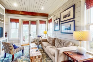 Télévision, lecteur de DVD, livres, chaîne hi-fi