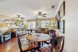 Interior - Central condo with five Pools, three hot tubs, beach access, & free golf access (Destin)
