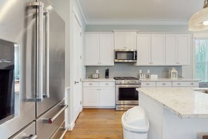 冷蔵庫、電子レンジ、オーブン、食器洗い機