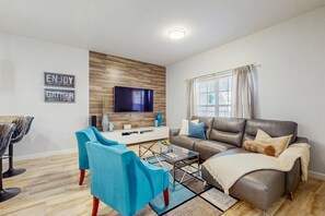 TV - Gated Storey Lake Home | Private Pool | Mini-Golf, Lazy River & Pier (Kissimmee)