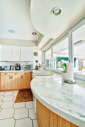 Fridge, microwave, oven, stovetop - Waterfront 3BR Oasis Heated Pool & Kayaks (Oakland Park)