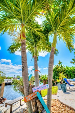 Property grounds - Waterfront 3BR Oasis Heated Pool & Kayaks (Oakland Park)