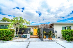 Exterior - Waterfront 3BR Oasis Heated Pool & Kayaks (Oakland Park)